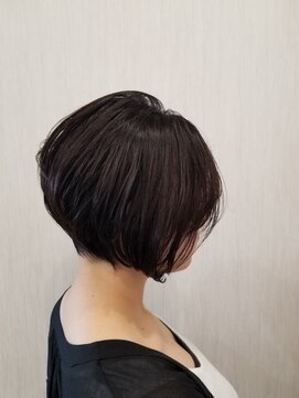 ヘアサロンアンドカフェ エイチプラス(H plus) 前下がりショートボブ