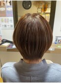 30代40代大人可愛いアッシュベージュくびれボブ耳掛け透明感