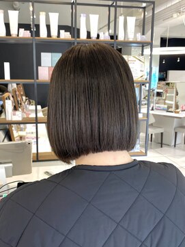 ロベック フジガオカ(LOBEC fujigaoka) 切りっぱなしボブ × オリーブベージュ