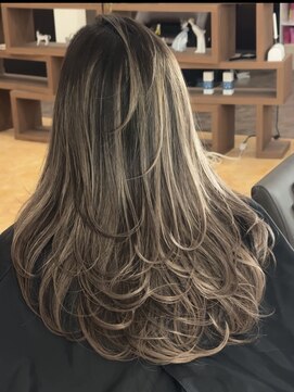 ゼウス(Zeus.) 海外ヘアーハッシュカットレイヤーカット