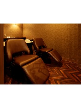 【至福の地肌トリートメント♪】フルフラットのシャンプー台で、頭皮をしっかり揉みほぐしてリフレッシュ◎