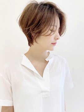 アンド ストーリーズ(&STORIES) 大人可愛い前髪長めのひし形耳掛けショートボブ30代40代50代