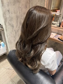 ニーゼロゼロナナ(2007) グレージュ