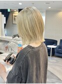 ハイトーンカラー切りっぱなしボブブロンドベージュ