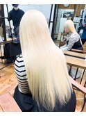 ロングのホワイトブロンド