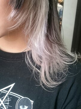 トムキャット(TOM CAT) ウルフ 刈り上げ 夏インナーカラー ホワイト