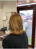 20代30代ハイトーンカラーミディアム外はねスタイル