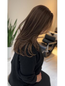 ヨロ 小岩(YOLO) 《レイヤーカット&ハイライトベージュ》