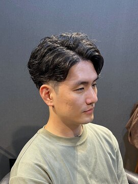 ビーダンディー(Bee dandy) ビジネスツーブロックショート フェザーパーマ センターパート