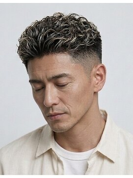 ジェットブラックキューサンロク(JET BLACK 936) 白髪ぼかしメッシュ×極道パーマ