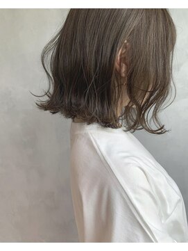 キチ(kichi.) [kichi.] ミディアム×くすみベージュ