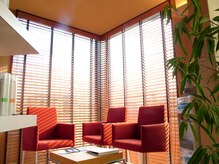 モナリザ(MONALISA)の雰囲気(赤いイスが可愛らしい待合スペース♪)