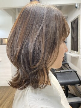 リジー(Litzy) ’こなれミディ×ママさん世代’【椎葉】