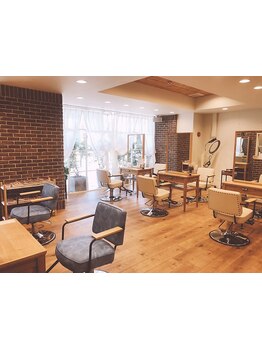 女性スタイリストのみだから、女性ならではのお悩みも相談しやすい◎お子様連れのママも大歓迎＊