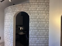 エバーグリーン(evergreen)の雰囲気(照明を落とした囲われた空間のヘッドスパスペース)