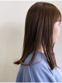 前髪あり透明感ベージュの外ハネミディアムヘア