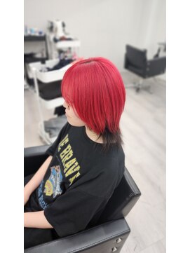 ミステル(MISTEL) ビビッドレッドカラー×ブラックのショートウルフ