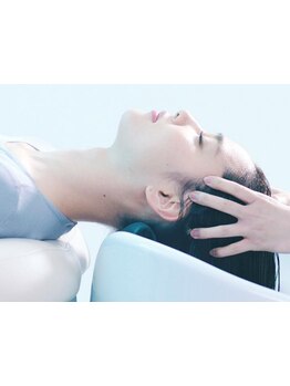毎日頑張る自分にご褒美を♪日頃の疲れを癒すヘッドスパで、髪も心も癒される至福のサロンタイムを。