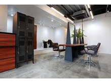 サブトル(subtle)の雰囲気（木とコンクリ。落ち着いた空間の雰囲気です。）