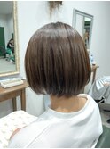 おさまりと透明感◎ グレージュショートボブ
