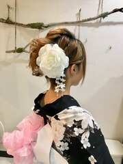 ショートヘアのふわふわなサイドアップ