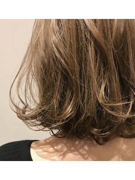 マウロア(MAULOA) “無造作 ふんわりパーマ 外ハネ ハイライト”中西英美子