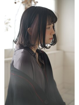 ネフ(NeF) ホワイトラベンダーのインナーカラー、内巻きボブ