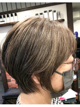 アウラ ショート×白髪ぼかしカラー