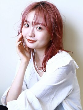 透明感ピンクカラーで魅せる大人の柔らかナチュラルミディアム