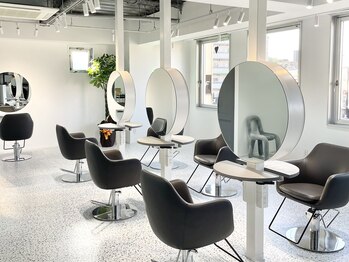 ルモ(Lumo)の写真/居心地の良い開放的な空間で、リラックスしながら悩みをしっかり相談できる◎髪を綺麗に改善しましょう！