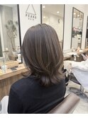 外ハネ×レイヤーで動きのあるミディアムスタイル