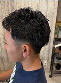軽やかな無造作束感で魅せる刈り上げメンズショート