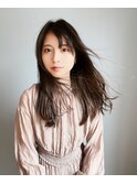 オリーブグレージュ+髪質改善カラーで風になびくロングヘア