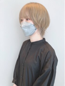 シー(The She's) 【ハイトーン】ウルフカット×ミルクベージュ