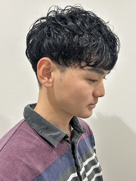 ヒュイル バイ ニアウ(Hwyl by Niau) メンズマッシュセンターパートスパイラルパーマニュアンスパーマ