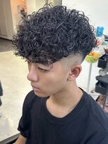 ウェイビーエフティフィフス 横浜西口(WAVEY ft.fifth) スペインカールラルフカールメンズパーマフェードメンズカット