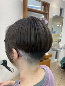 あさひ フロント周りで遊ぶ刈り上げスタイル