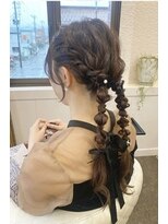シャンティー(Chantilly) ツイン編みおろしアレンジ