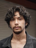 フィフス 渋谷(fifth)&nbsp;センターパート×ウルフで作る、波巻きスパイラルパーマスタイル