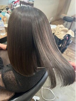 落ち着いた空間で、METEOカラーを通じて新たな魅力を引き出す特別なひとときをお楽しみください＊