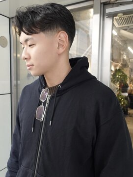 センターパートテーパーフェード刈り上げニュアンスパーマ