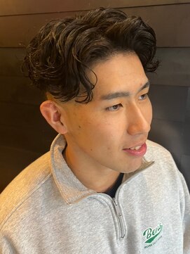 ディスイズバーバーセカンド(THIS IS BARBER 2nd) センターパート スパイラルパーマ ツーブロック フェード
