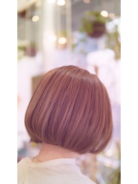 ネス(NESS) ピンクベージュなハイライトボブ