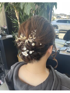 アチーヴ(achieve) 肩つかないくらいのレイヤーカットでアップスタイル