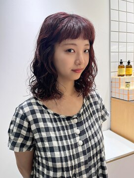 ホロ(hollo) オン眉ボブパーマ ピンクブラウン くるくるパーマ