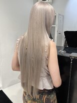 ココ 原宿(KOKO)&nbsp;ホワイト黒髪小顔クラゲヘアーオリーブグレーココアベージュ