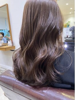 ジャドール(J'ADORE)の写真/高い技術力で白髪を綺麗に染めるので、乾燥やパサつきのお悩みも改善！透明感&艶感溢れる仕上がりに＊