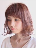 ピンクカラーと柔らかいボブ