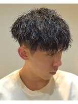 フリーク バーバーショップ 都島店(FREAK BARBER SHOP) 黒髪縦落ちツイストスパイラルパーマツーブロックマッシュ