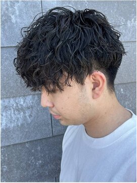 ヒュイル バイ ニアウ(Hwyl by Niau) MEN’S HAIRセンターパートツイストスパイラルシャドウパーマ